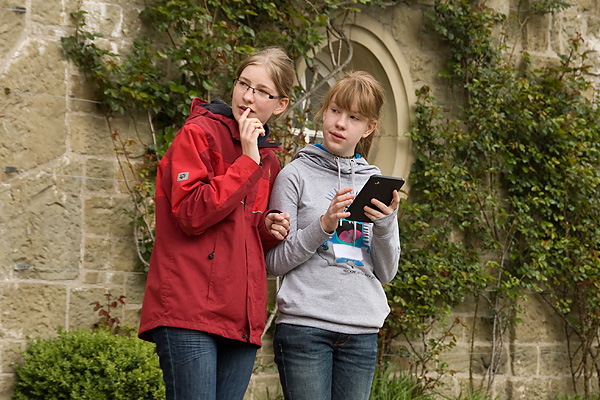 Where can this place be? These girls are puzzling about the riddles.